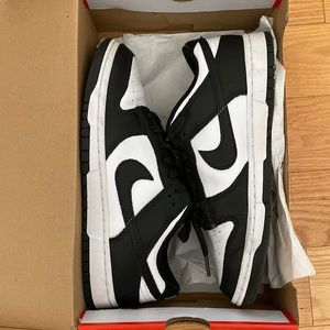 Men’s size 9 Nike dunk low. (Pandas)